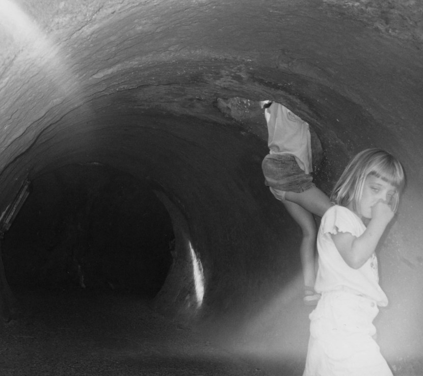 kids in tunnelbw)
